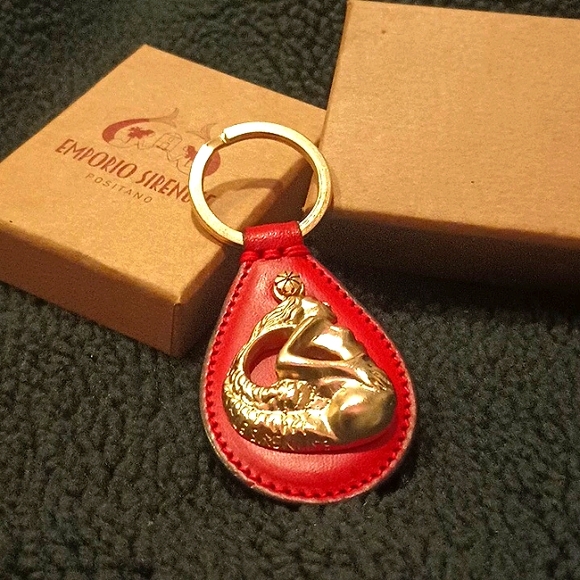 The Key Ring Red - Picture 2 of 5